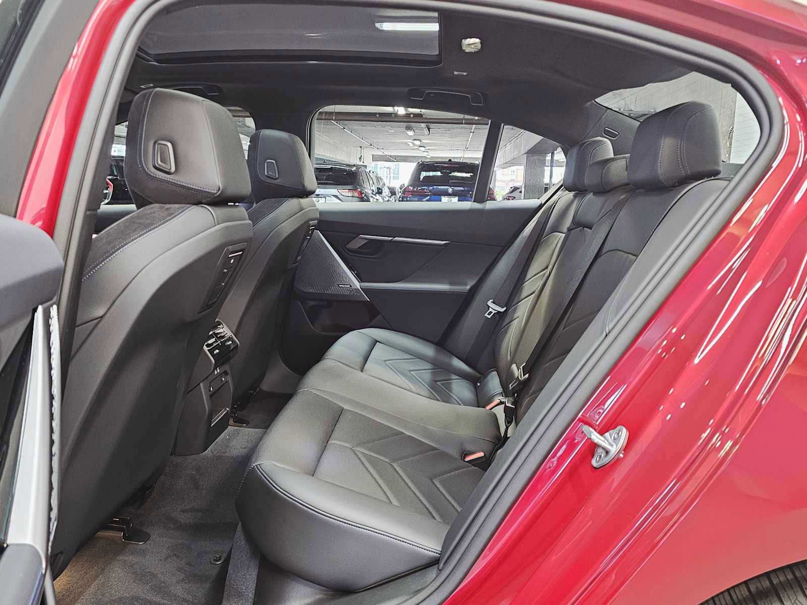 New 2026 BMW 550e xDrive w/ Premium Package image 25