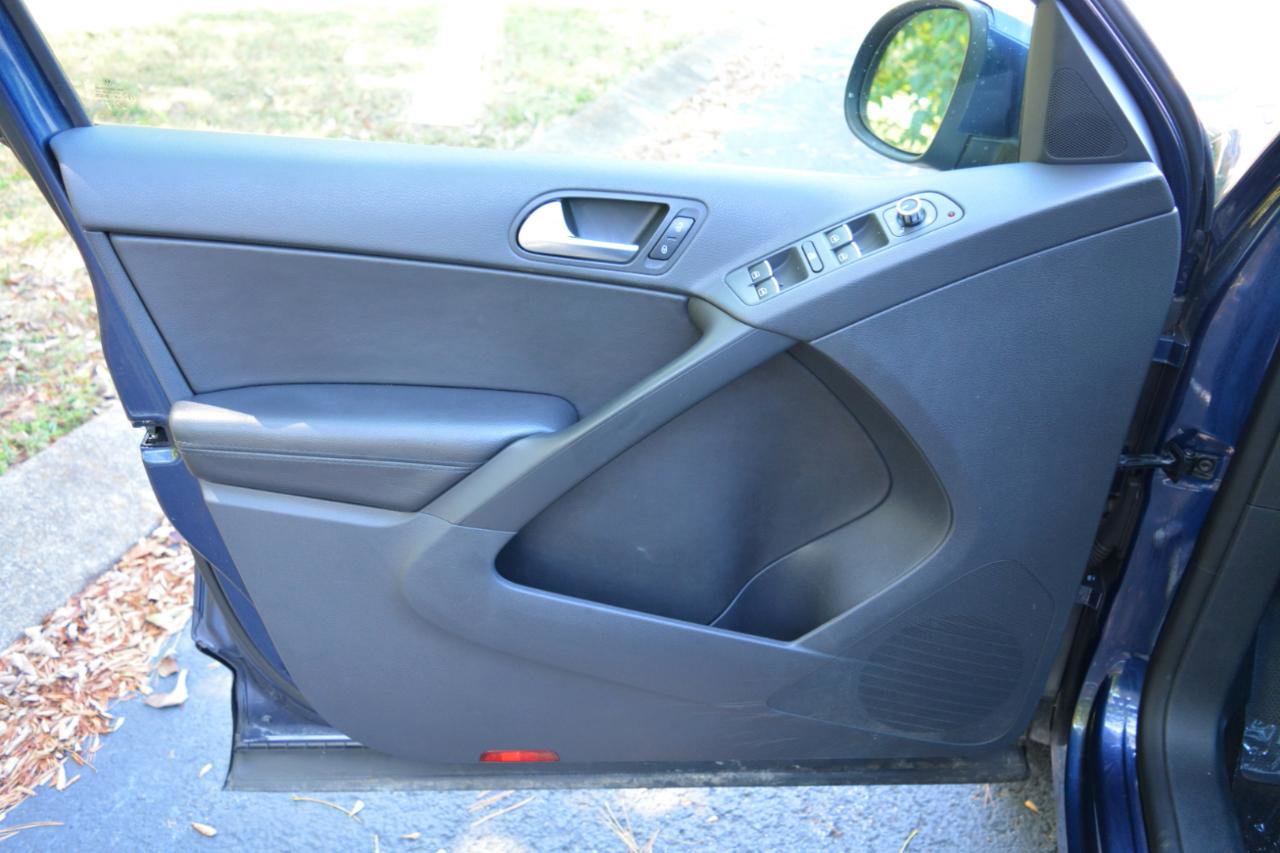 Used 2011 Volkswagen Tiguan S image 9