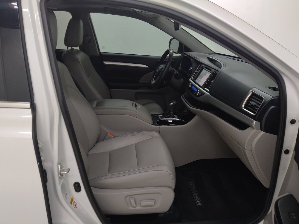 Used 2019 Toyota Highlander XLE FWD image 21