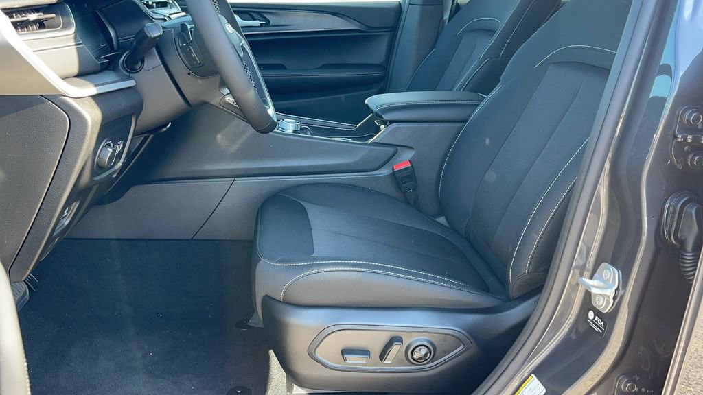 New 2024 Jeep Grand Cherokee L Laredo w/ Luxury Tech Group I image 13