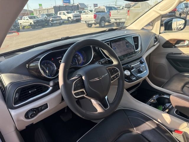 Used 2024 Chrysler Pacifica Limited image 11