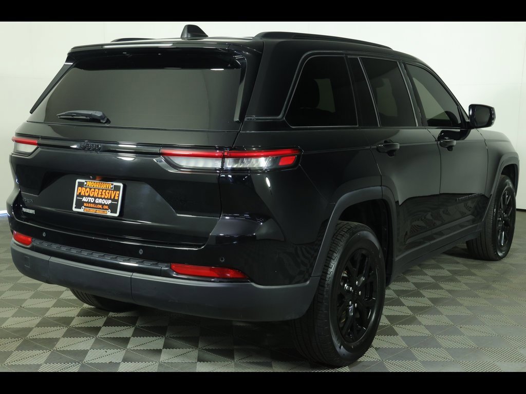 Used 2023 Jeep Grand Cherokee Altitude image 12