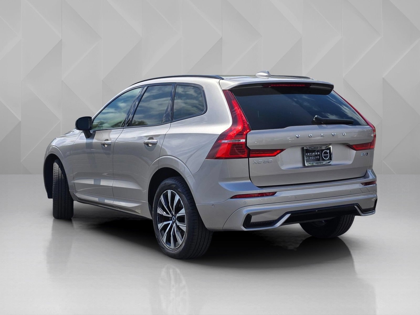 Certified 2025 Volvo XC60 B5 Plus AWD/4WD image 6