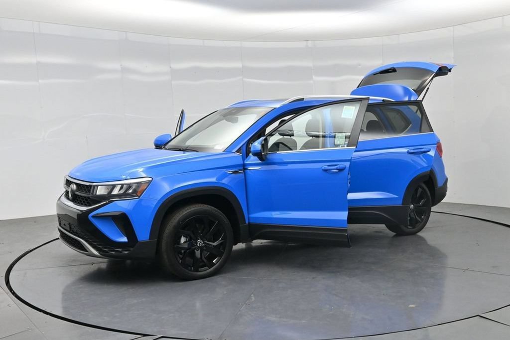 Used 2023 Volkswagen Taos SE w/ Panoramic Sunroof Package FWD image 36