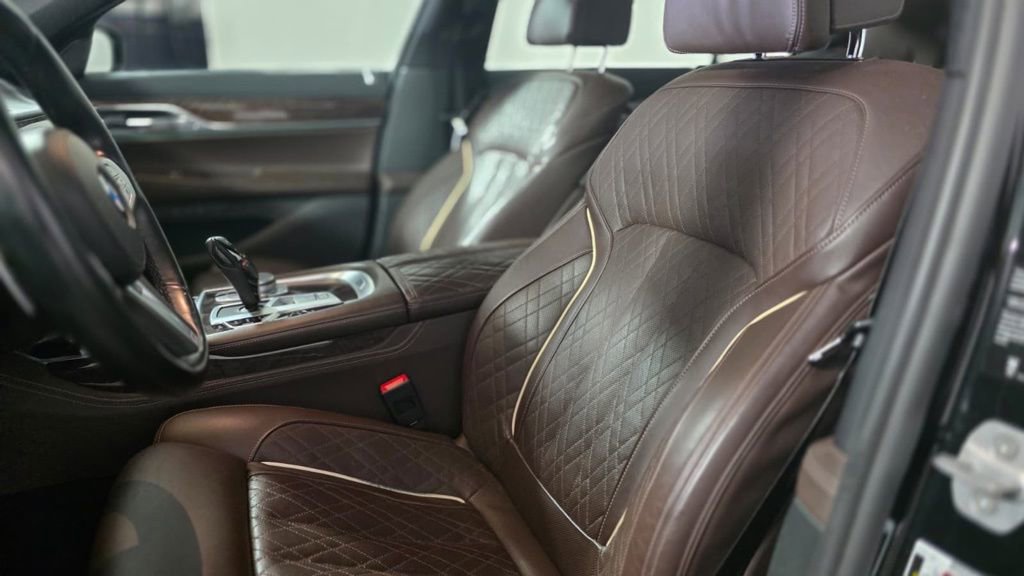 Used 2021 BMW 750i xDrive w/ Luxury Rear Seating Package image 17