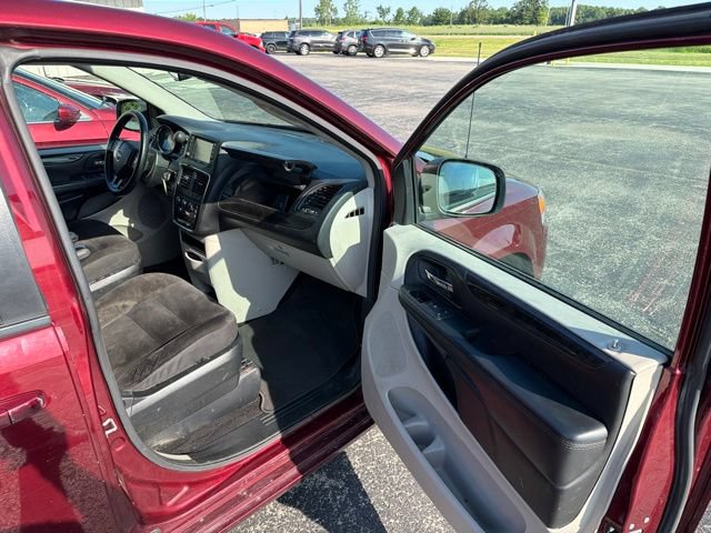 Used 2018 Dodge Grand Caravan SE w/ UConnect Hands-Free Group FWD image 30