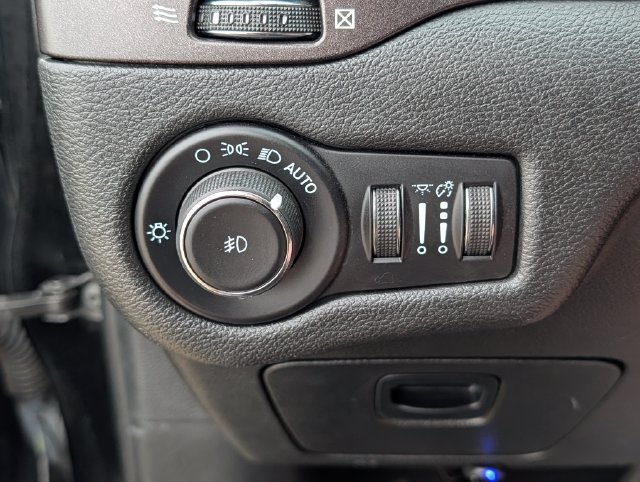 Used 2021 Jeep Cherokee Trailhawk AWD/4WD image 31