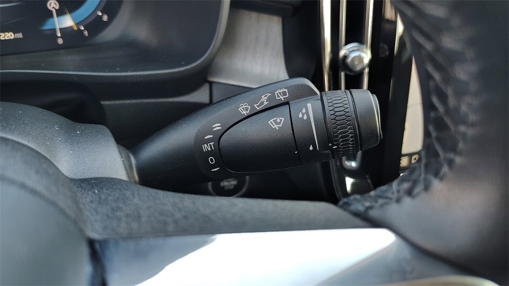 Certified 2025 Volvo XC40 B5 Plus image 17