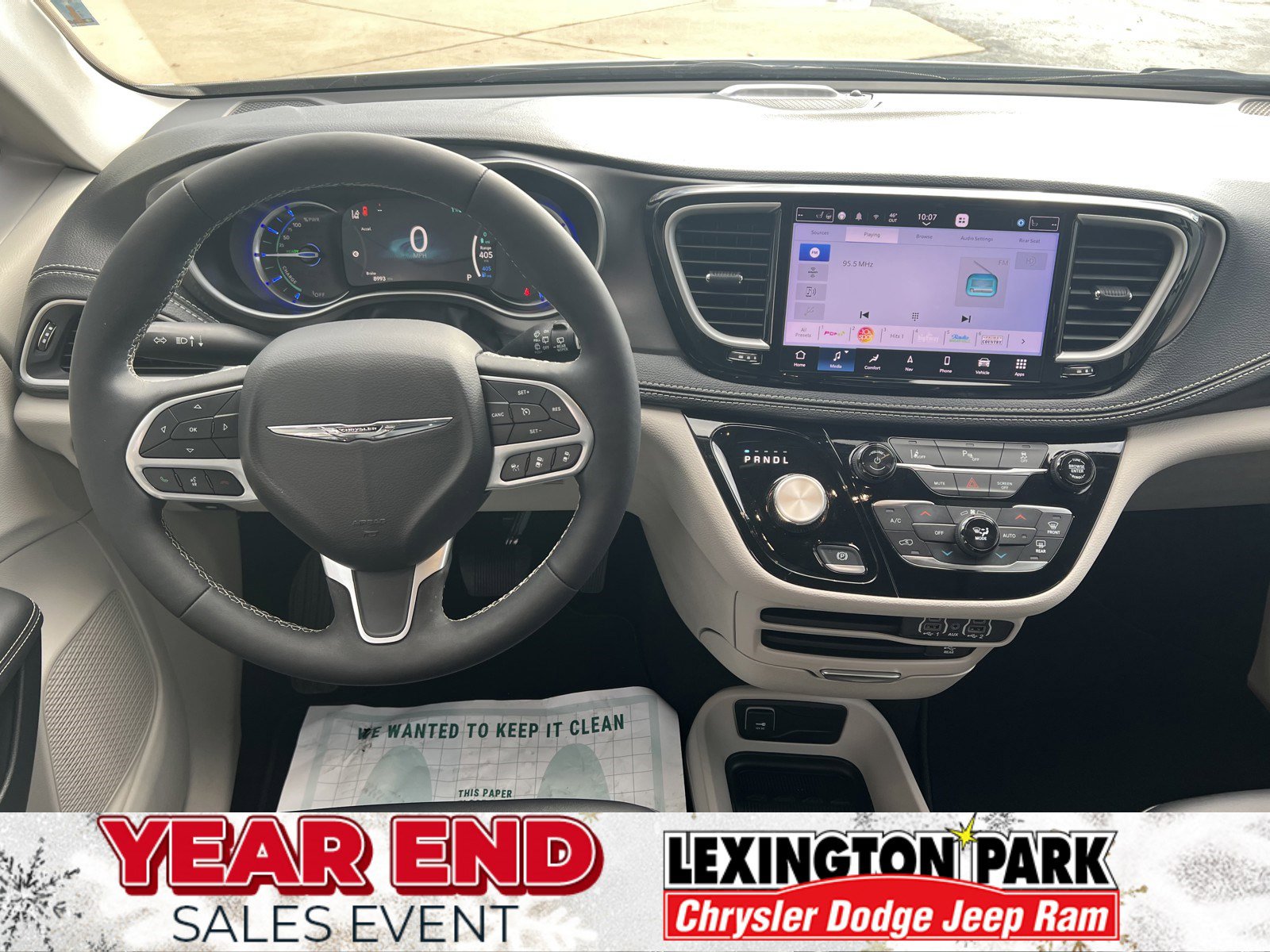 Used 2024 Chrysler Pacifica Select w/ Uconnect Theater Family Group image 22