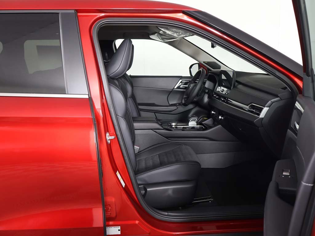 New 2025 Mitsubishi Outlander SE image 34