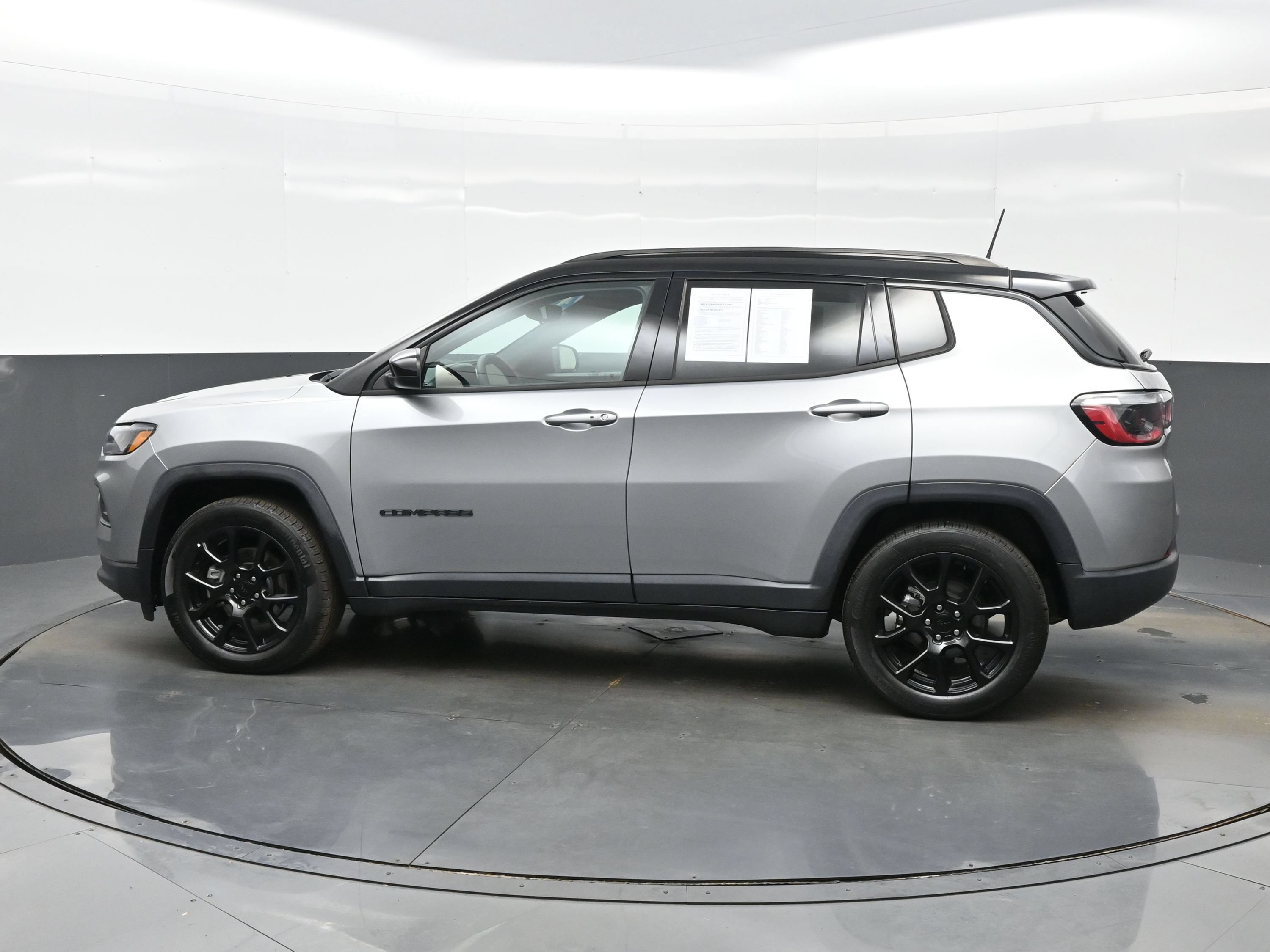 Used 2022 Jeep Compass Latitude FWD image 4