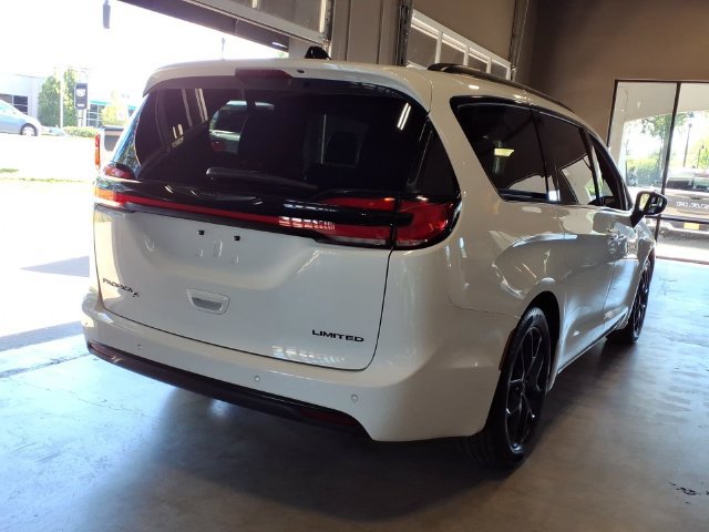 Used 2025 Chrysler Pacifica Limited FWD image 6