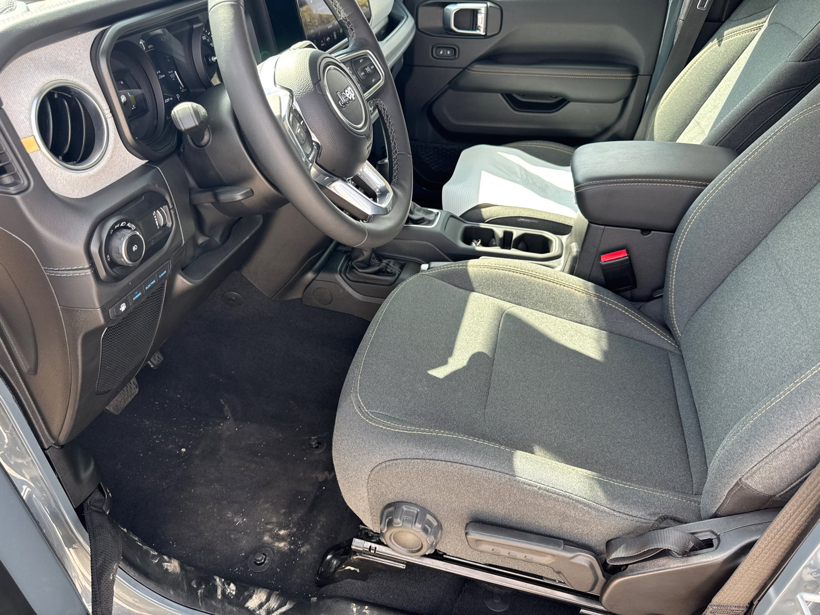 Used 2025 Jeep Wrangler Sahara image 9