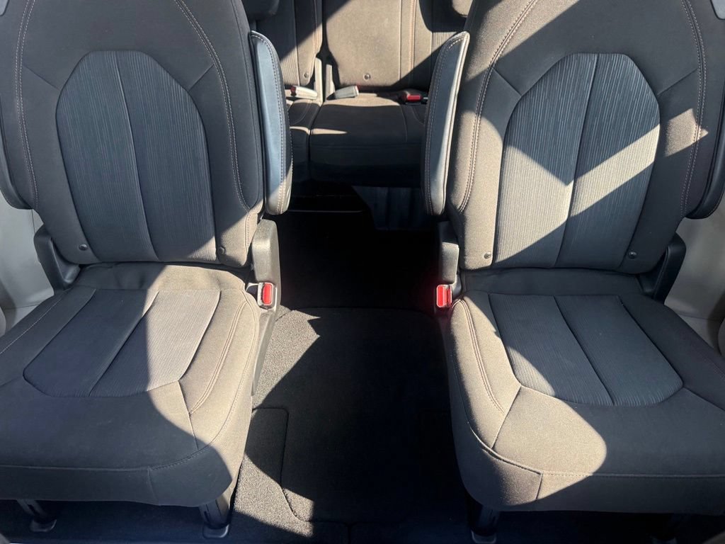 Used 2020 Chrysler Pacifica Touring w/ Advanced Safetytec Group FWD image 31