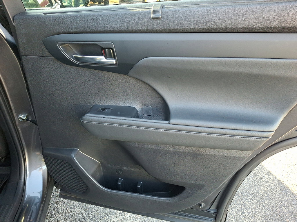 Used 2022 Toyota Highlander XLE image 14