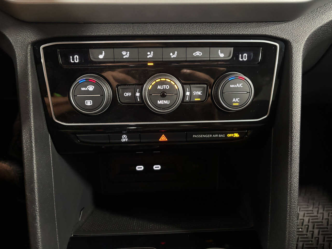 Used 2023 Volkswagen Atlas SE w/ Technology Package w/ Black Wheel Package image 8