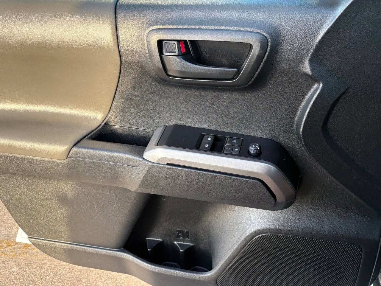 Used 2022 Toyota Tacoma SR5 AWD/4WD image 23