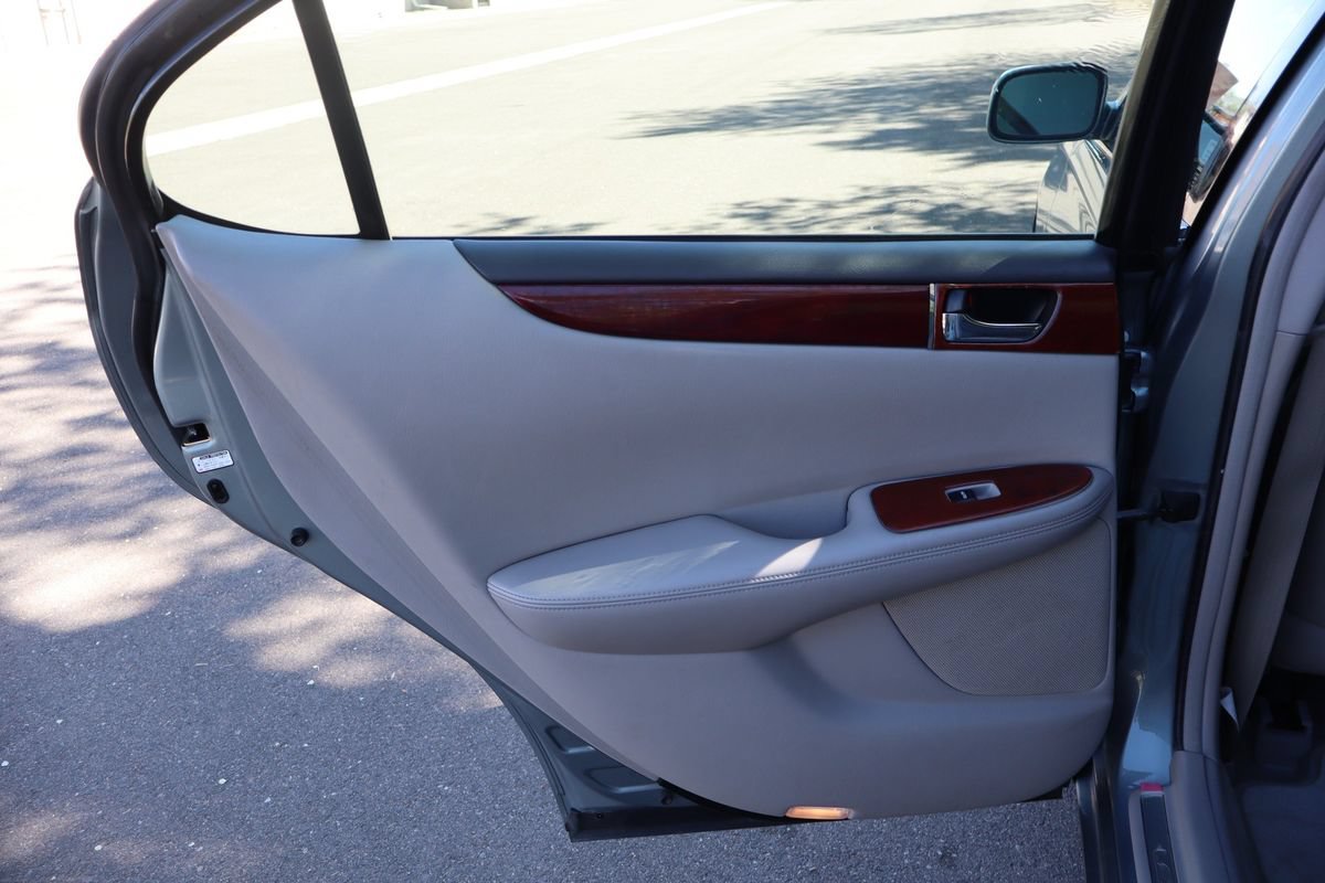 Used 2004 Lexus ES 330 w/ Premium Pkg FWD image 24