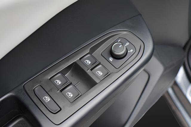 Used 2025 Volkswagen Taos SE FWD image 11