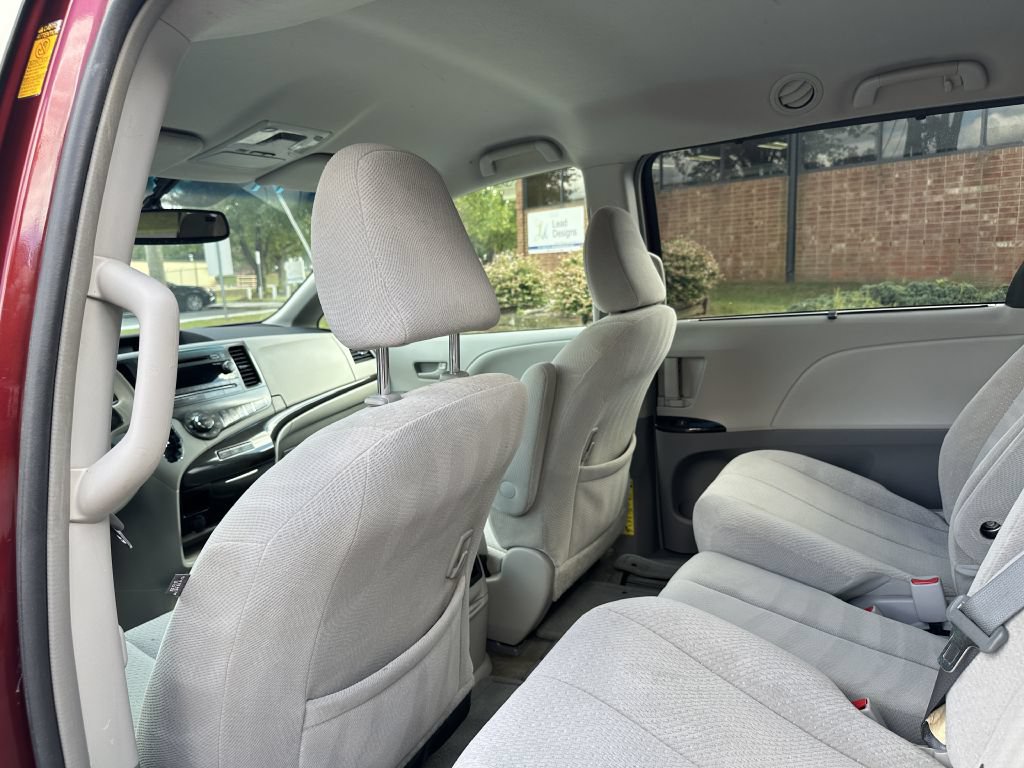 Used 2014 Toyota Sienna LE FWD image 29