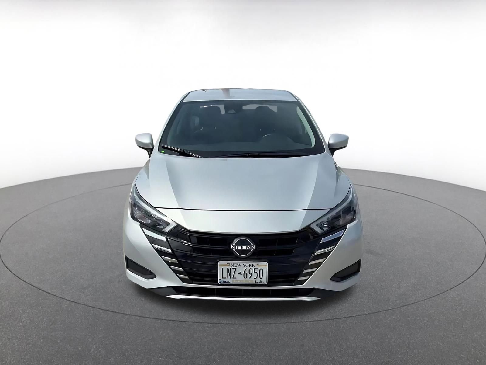 Used 2025 Nissan Versa SV image 4