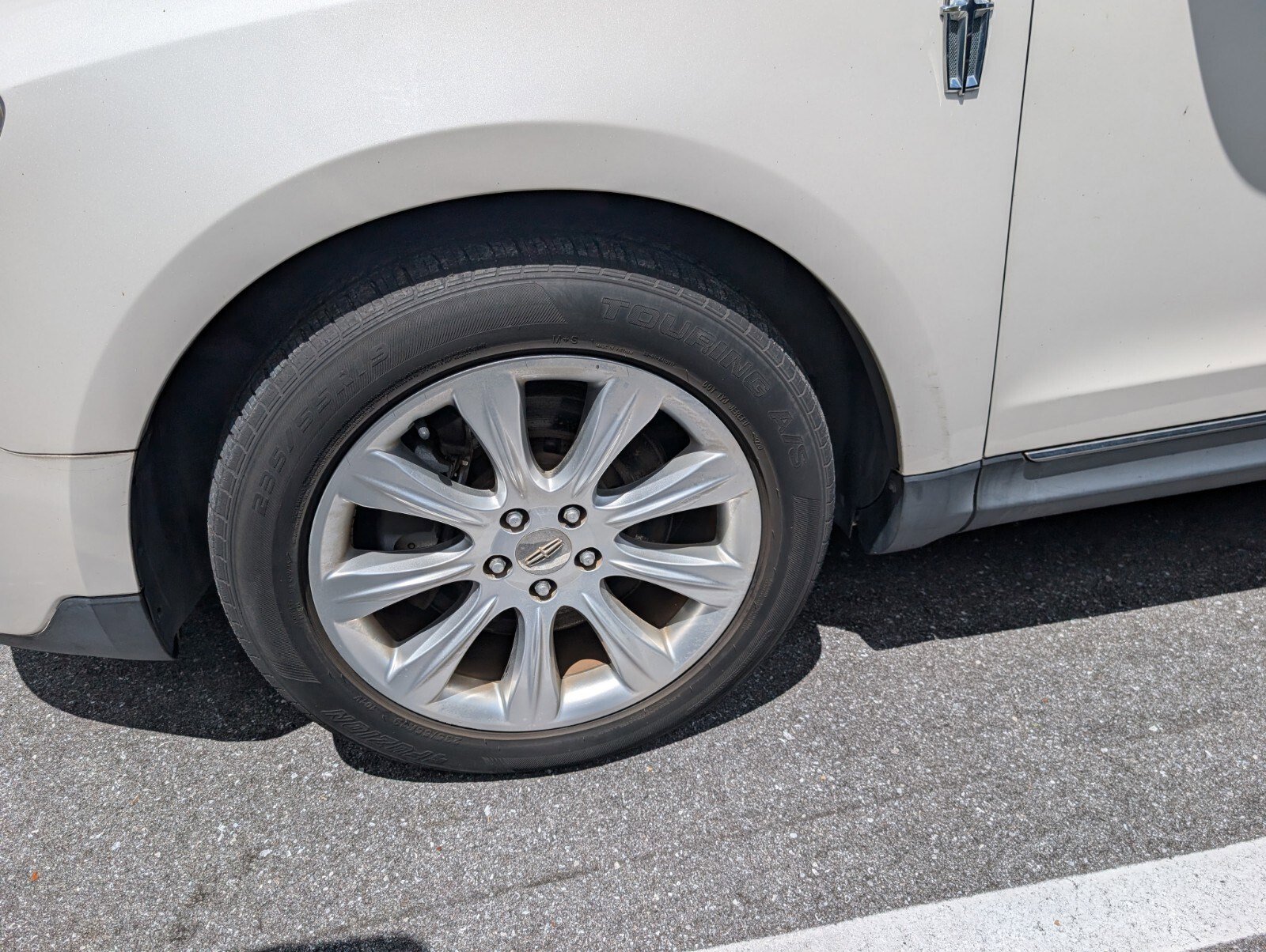 Used 2013 Lincoln MKT FWD image 4