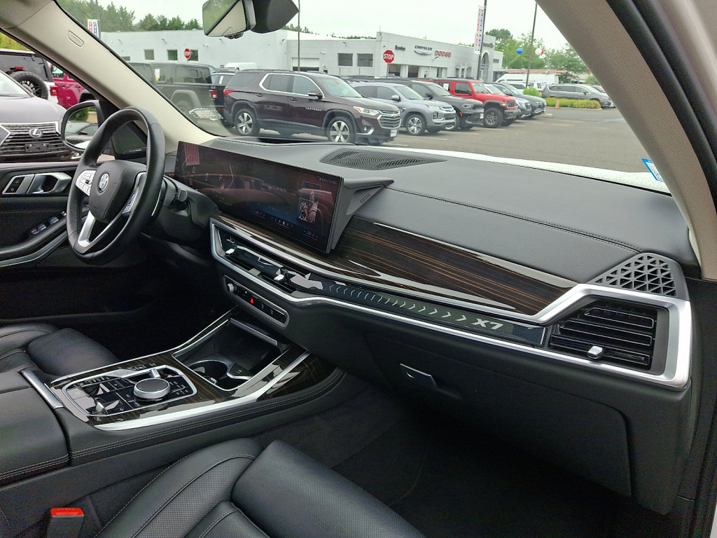 Used 2025 BMW X7 xDrive40i w/ Premium Package AWD/4WD image 11