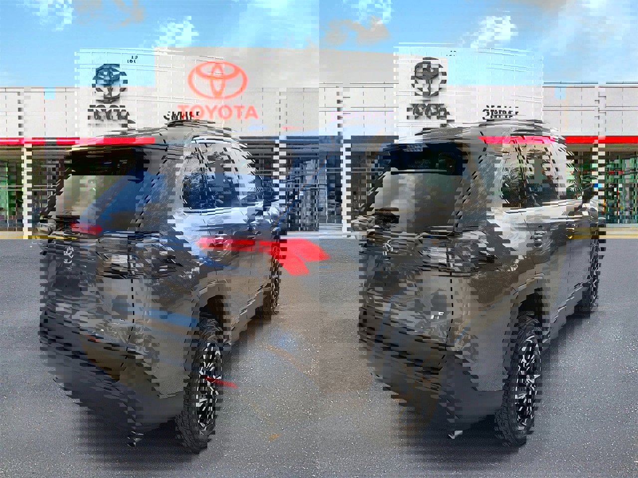 Used 2021 Toyota RAV4 LE image 3