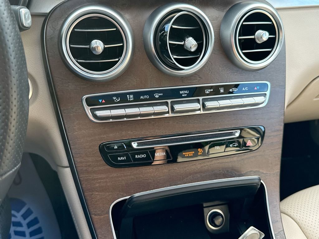 Used 2019 Mercedes-Benz GLC 350e 4MATIC image 17
