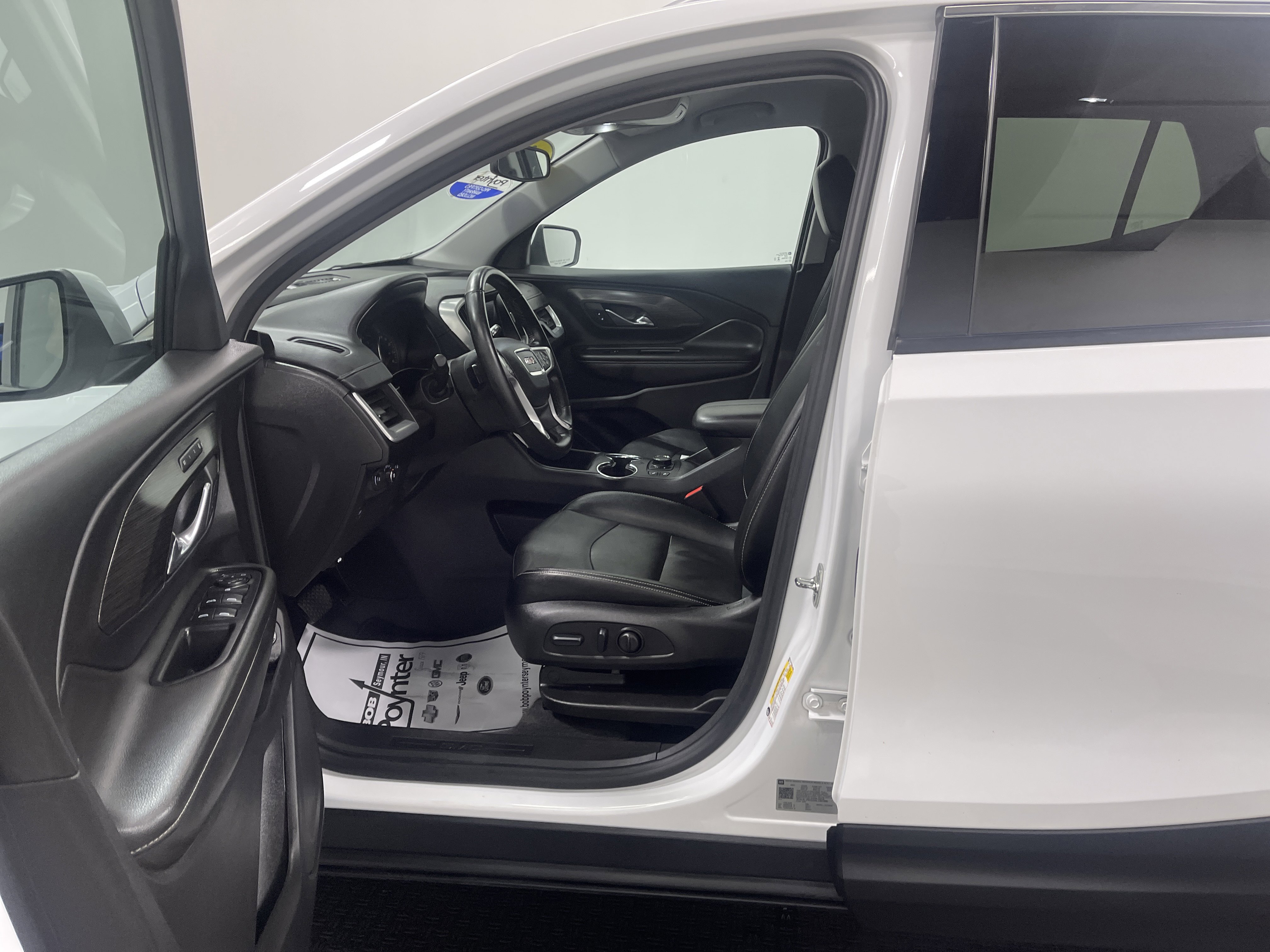 Used 2024 GMC Terrain SLT image 9