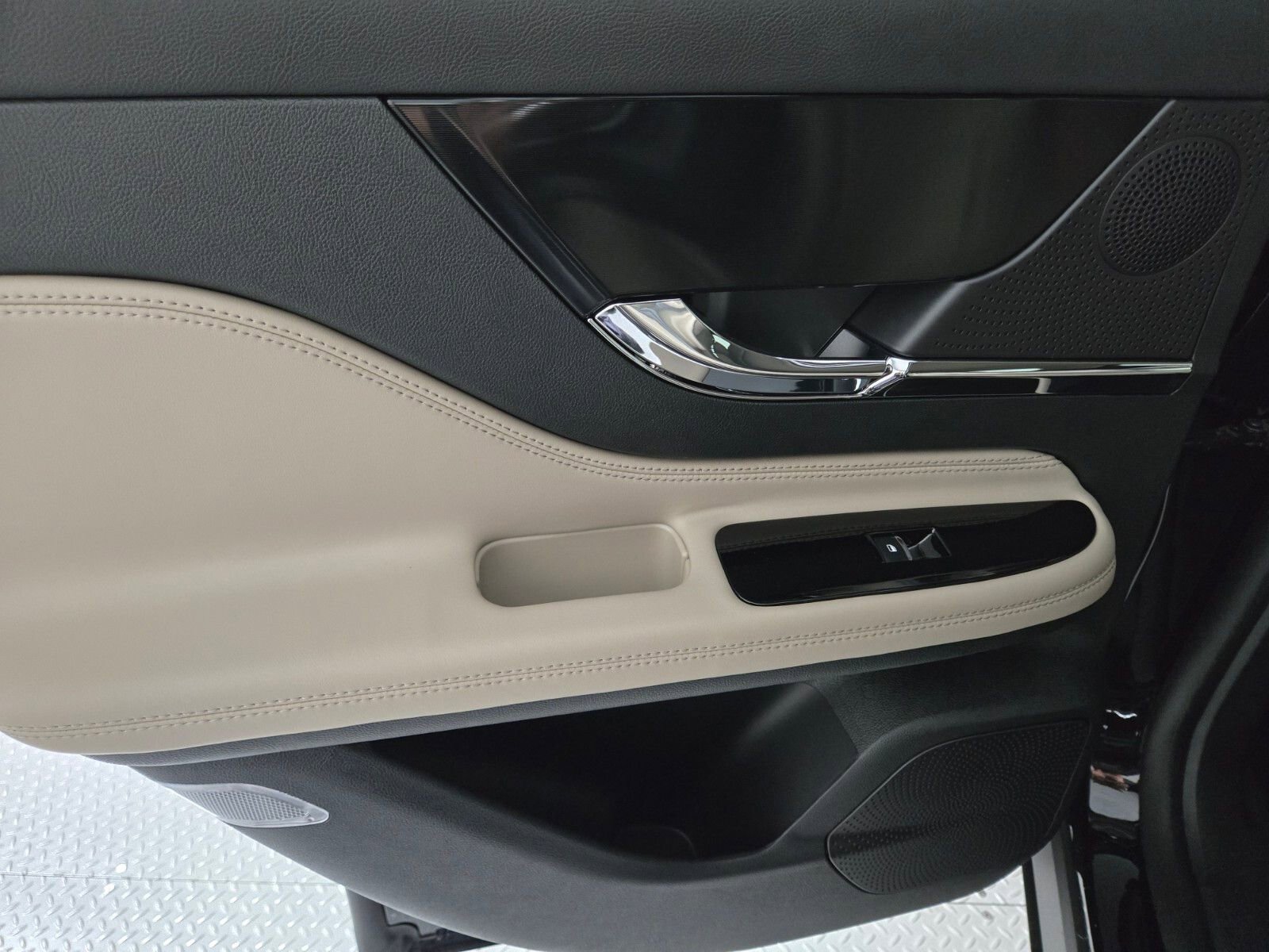 New 2026 Lincoln Corsair Reserve w/ Jet Appearance Package image 21