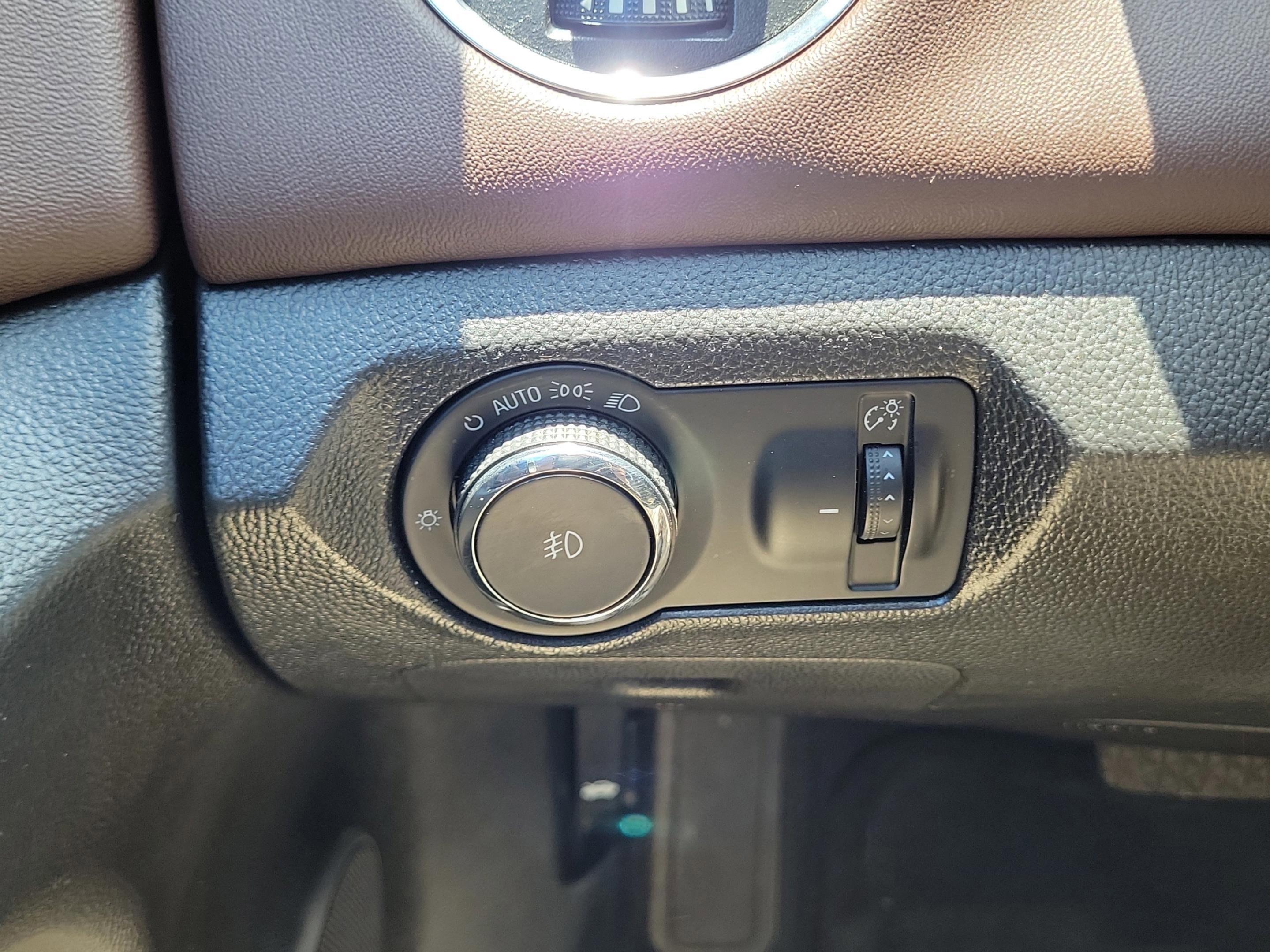 Used 2015 Chevrolet Cruze LTZ w/ Sun, Sound and Sport Package FWD image 27