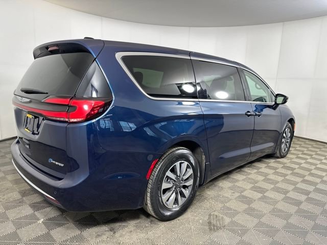 Used 2024 Chrysler Pacifica Select image 3
