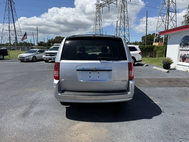 Used 2010 Chrysler Town & Country Touring FWD image 5