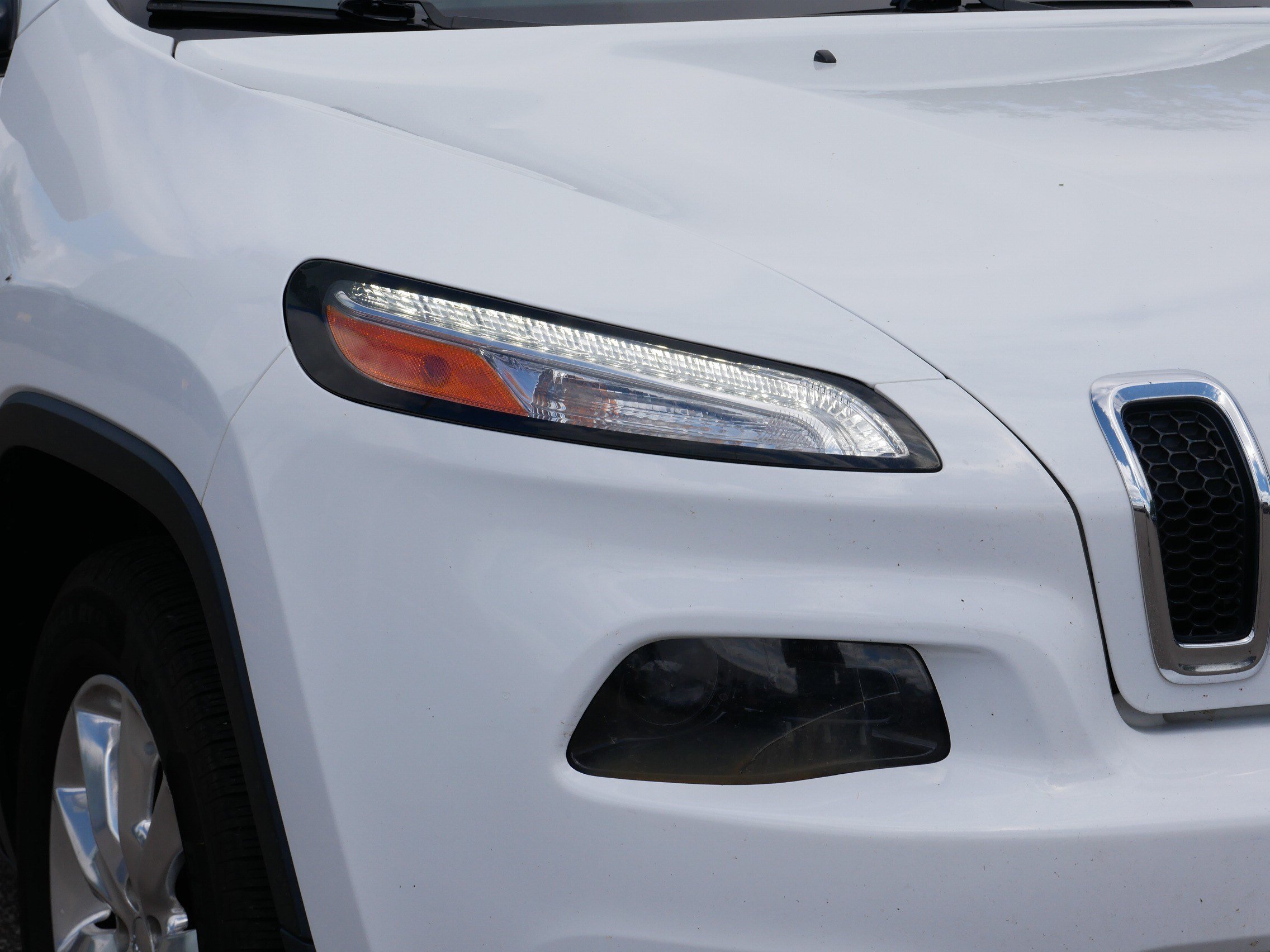 Used 2016 Jeep Cherokee Limited AWD/4WD image 16