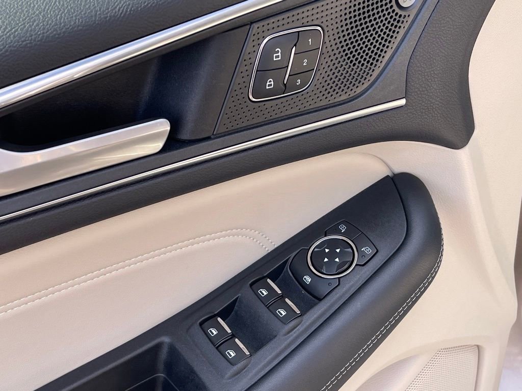 Used 2020 Ford Edge Titanium image 19