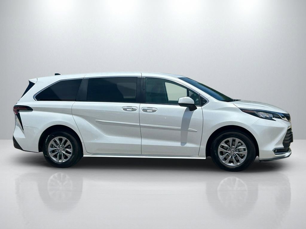 Used 2023 Toyota Sienna XLE FWD image 4