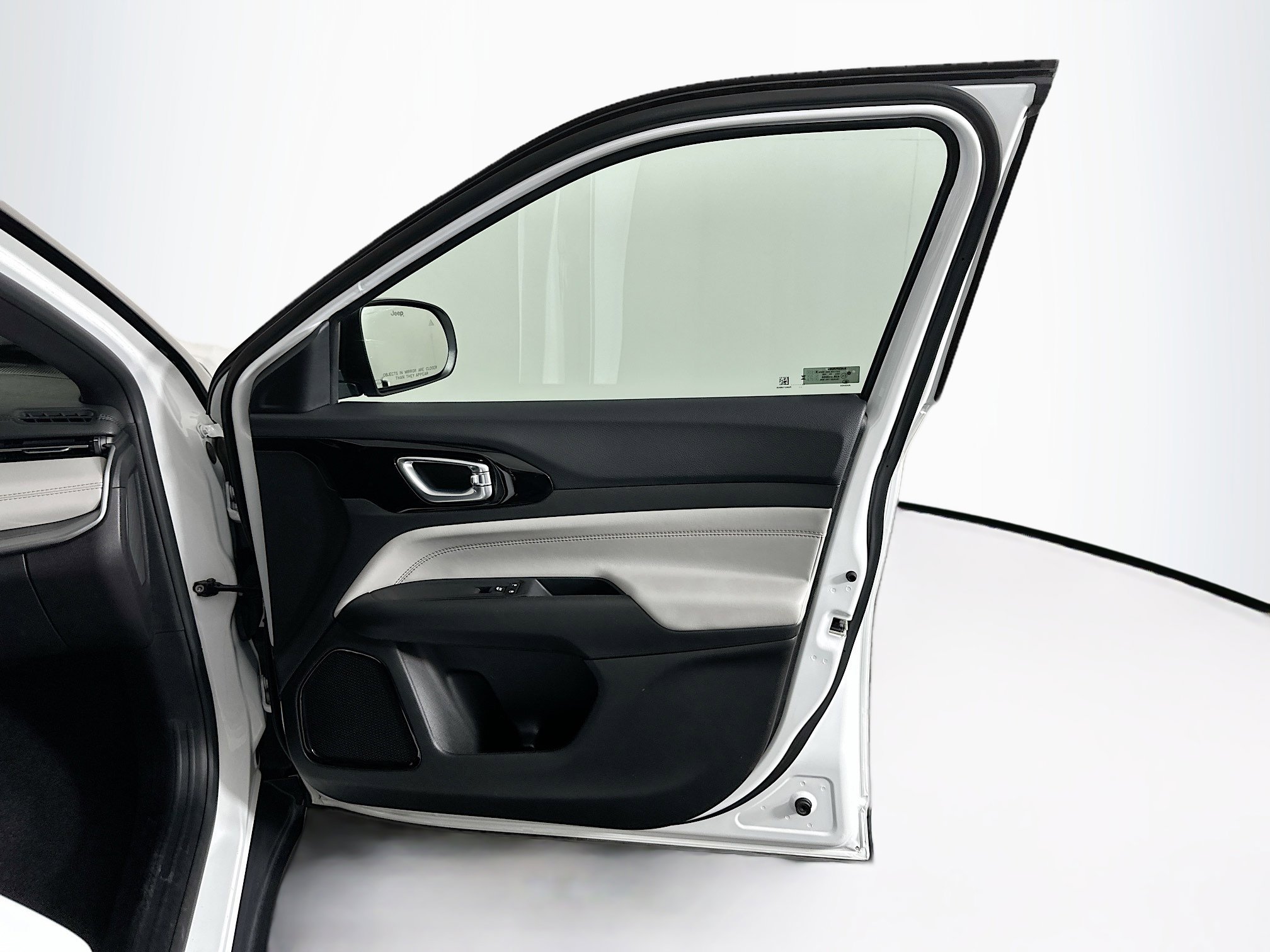 Used 2025 Jeep Compass Limited image 31