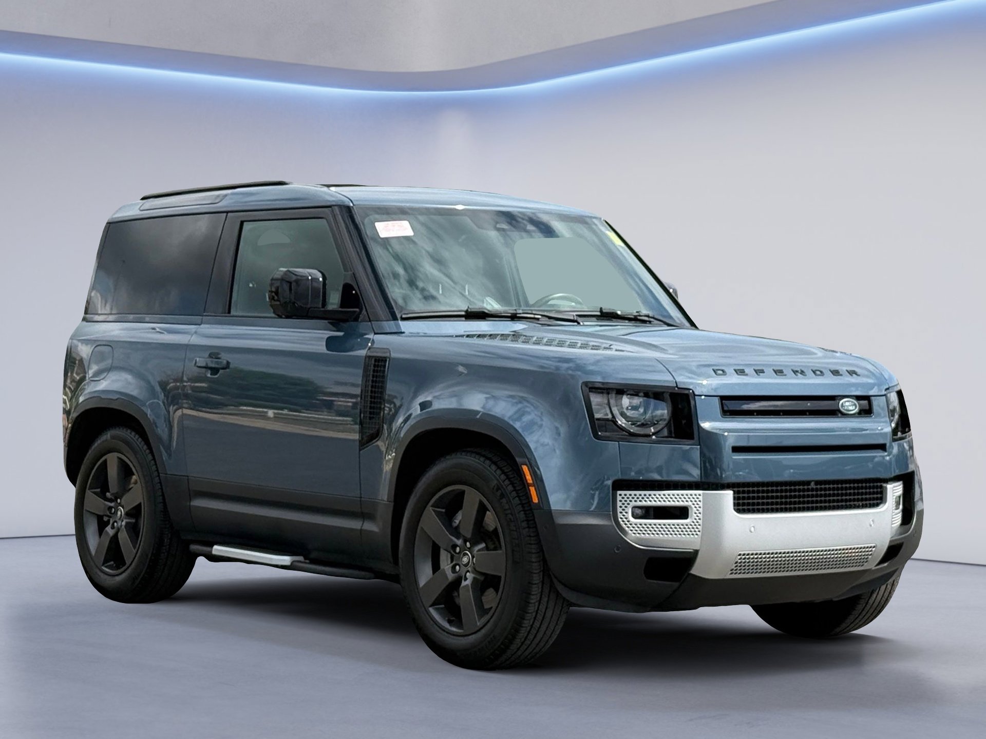 Used 2023 Land Rover Defender 90 SE image 2