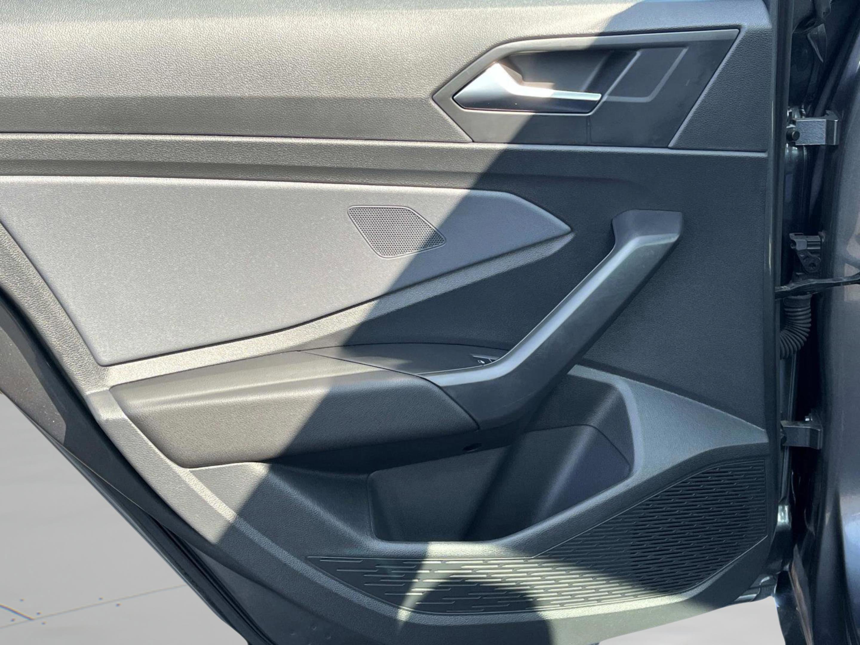 Used 2025 Volkswagen Jetta SE image 16