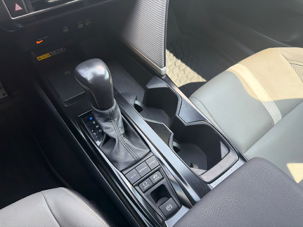 Used 2025 Toyota Camry SE w/ Convenience Package FWD image 34