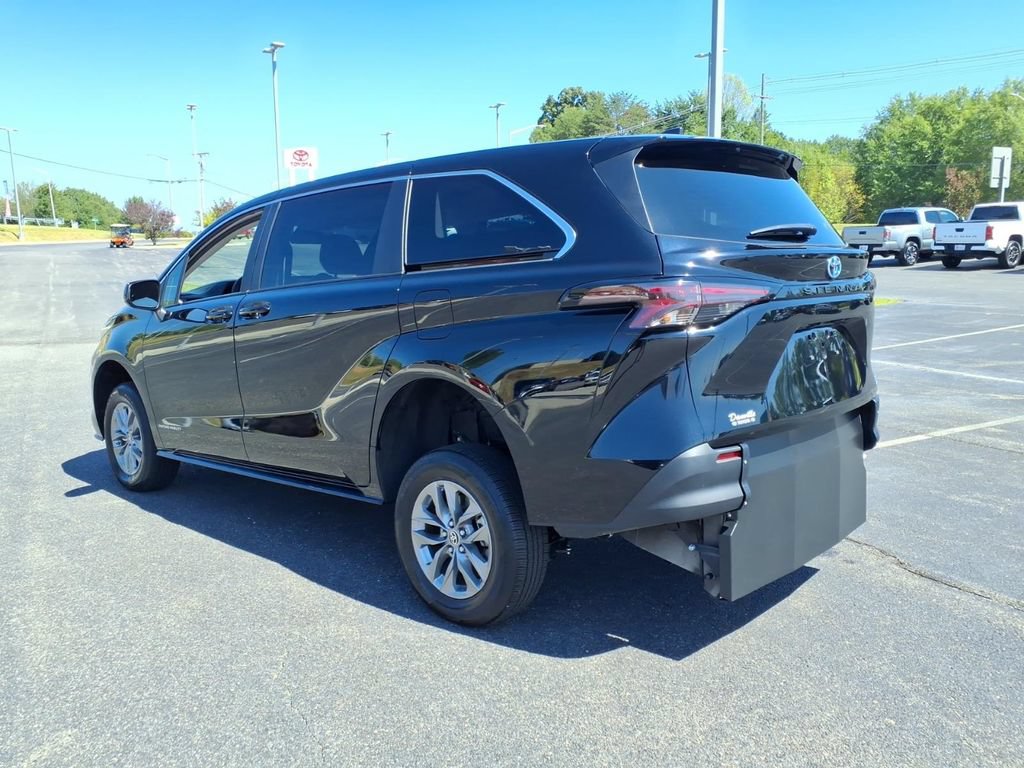 Used 2024 Toyota Sienna LE FWD image 26