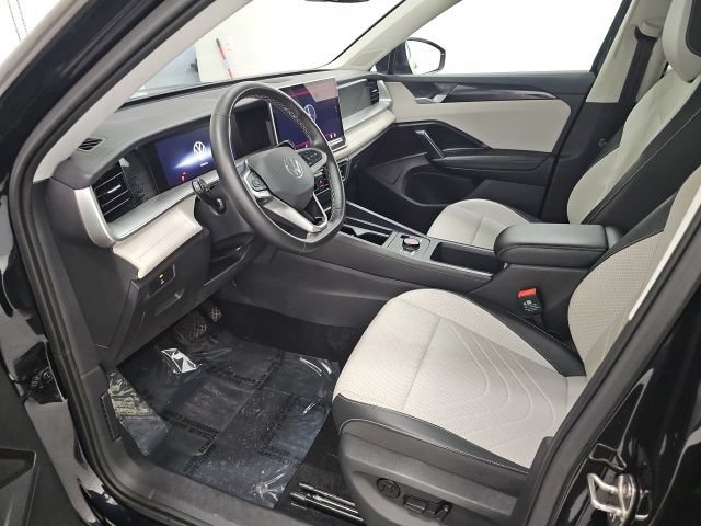 Used 2025 Volkswagen Tiguan SE w/ Panoramic Sunroof Package AWD/4WD image 14