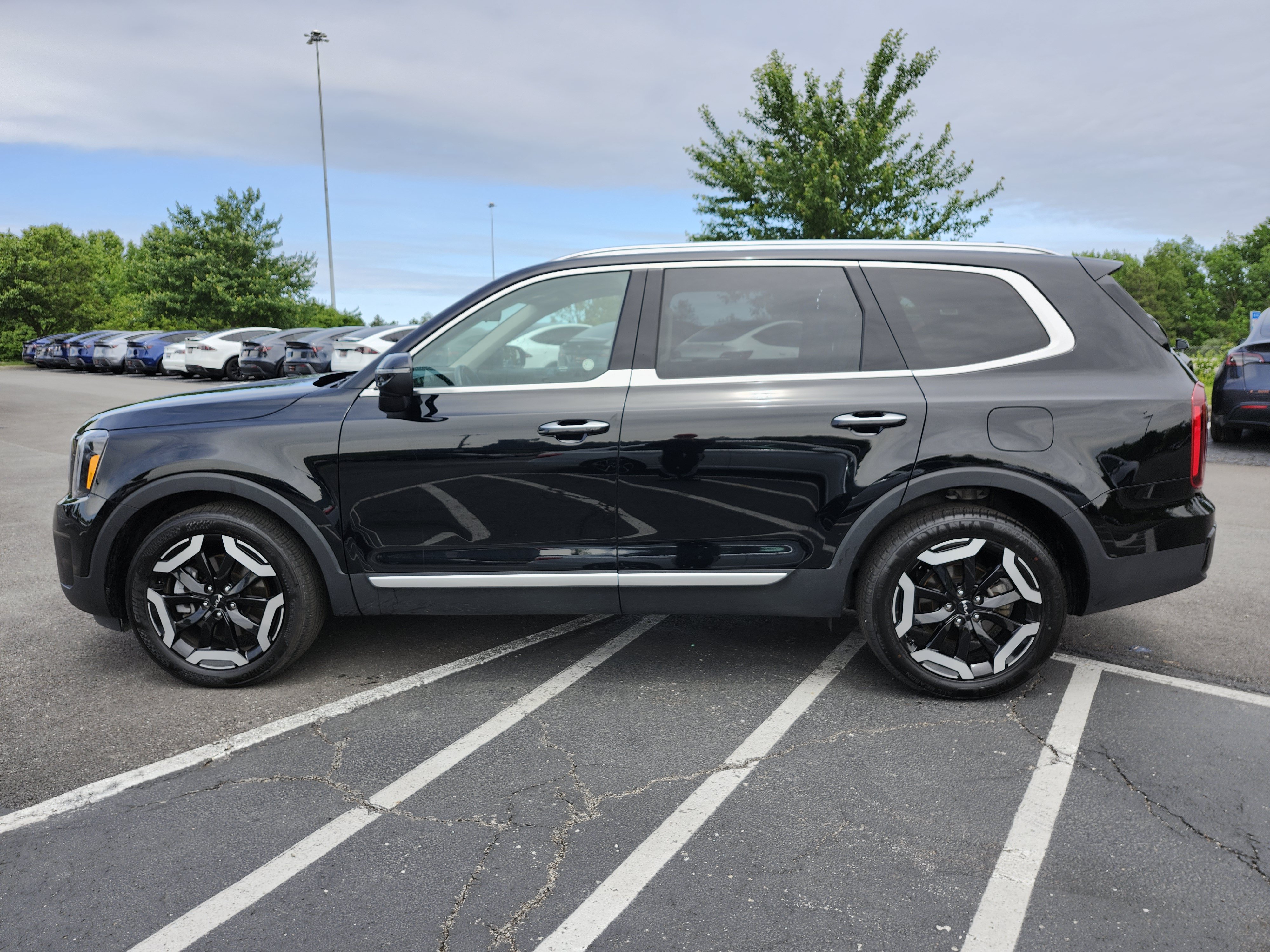 Used 2025 Kia Telluride S FWD image 16