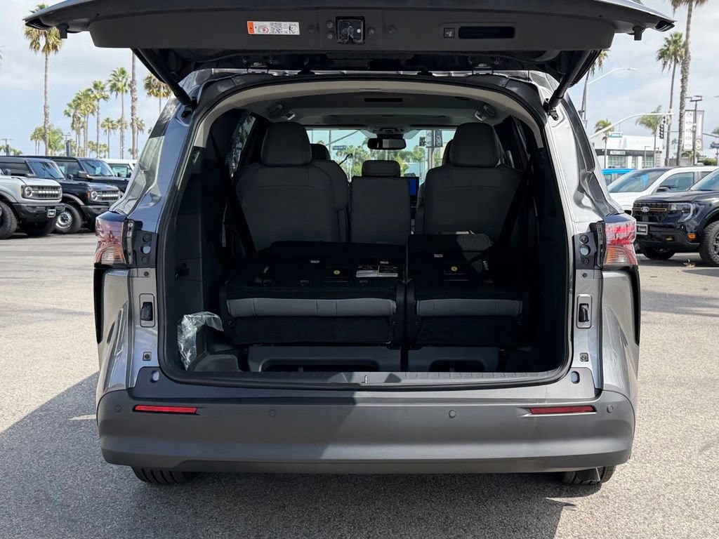 Used 2026 Toyota Sienna XLE FWD image 10