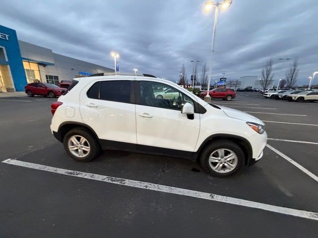 Used 2022 Chevrolet Trax LT w/ LT Convenience Package image 5