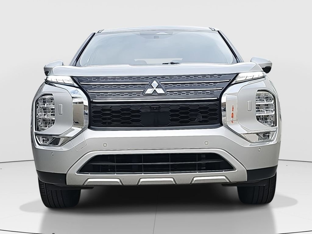 Used 2024 Mitsubishi Outlander SE image 2