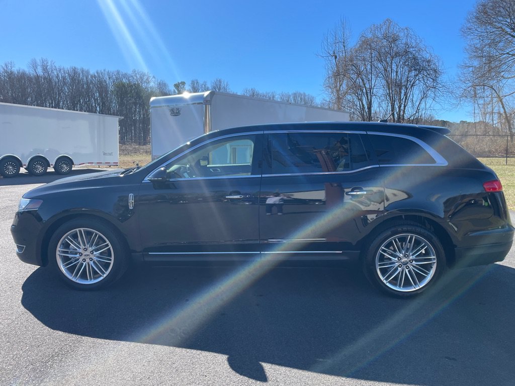 Used 2019 Lincoln MKT AWD image 3
