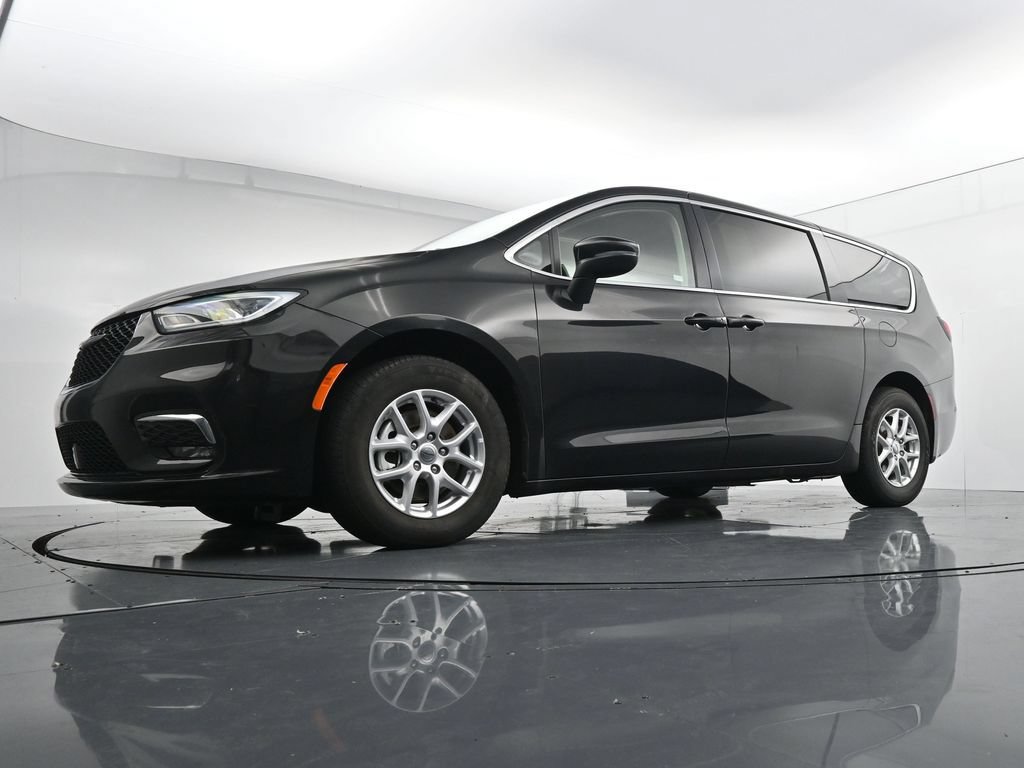 Used 2023 Chrysler Pacifica Touring-L FWD image 34