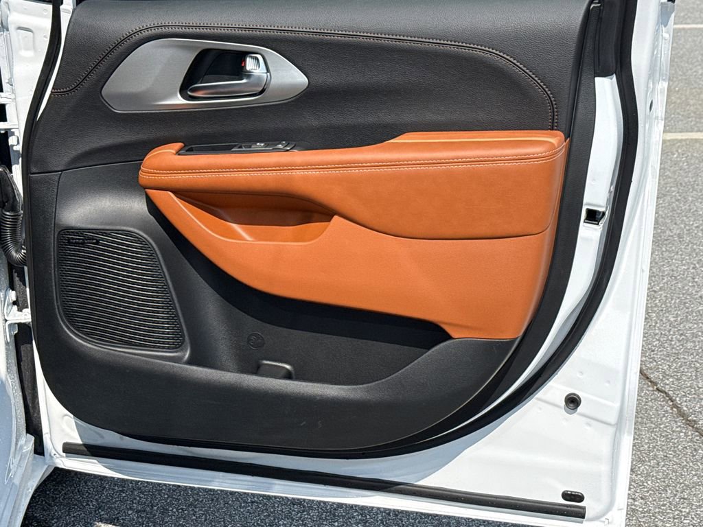 New 2026 Chrysler Pacifica Pinnacle image 14